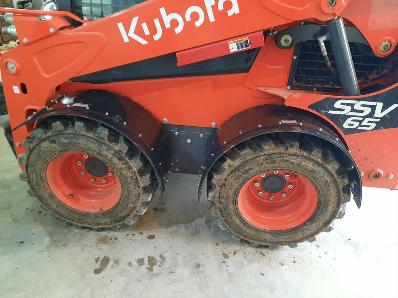 Dirty CAT Skidloader after used with D-Fenders