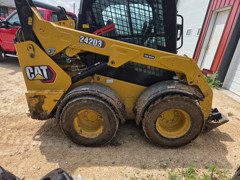 Caterpillar Skidloader using D-Fenders