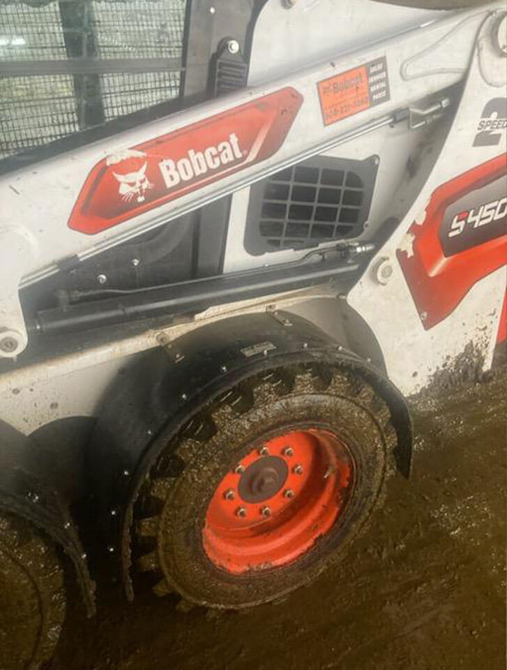 Dirty CAT Skidloader after used with D-Fenders