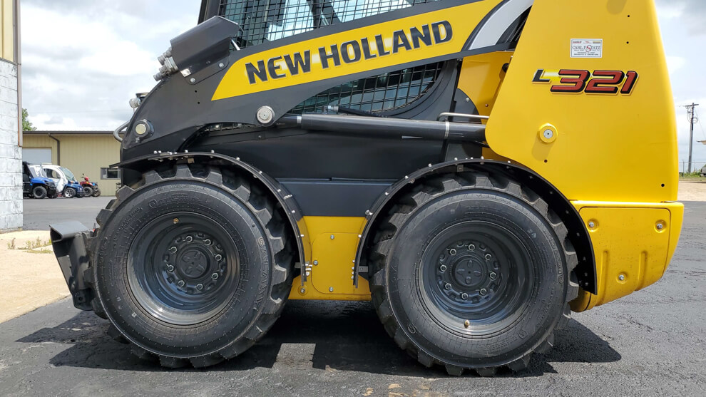New Holland L321 Radial Lift Fender In Use