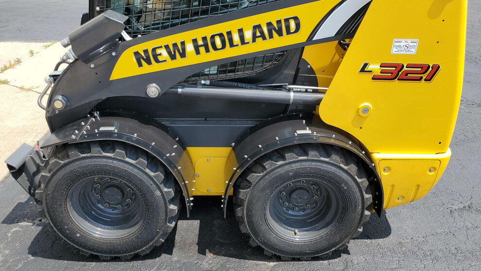 New Holland L321 Radial Lift Fender In Use