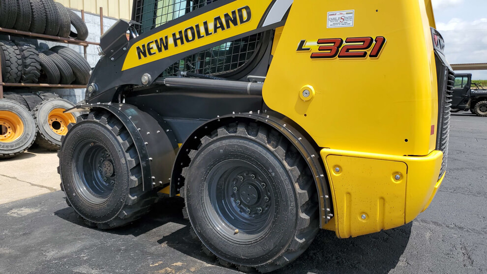 New Holland L321 Radial Lift Fender In Use