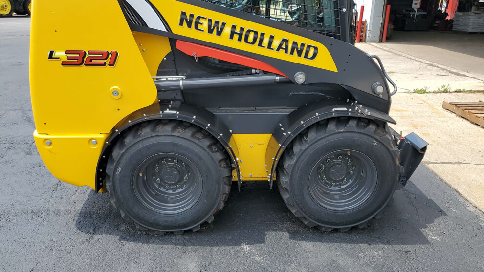 New Holland L321 Radial Lift Fender In Use