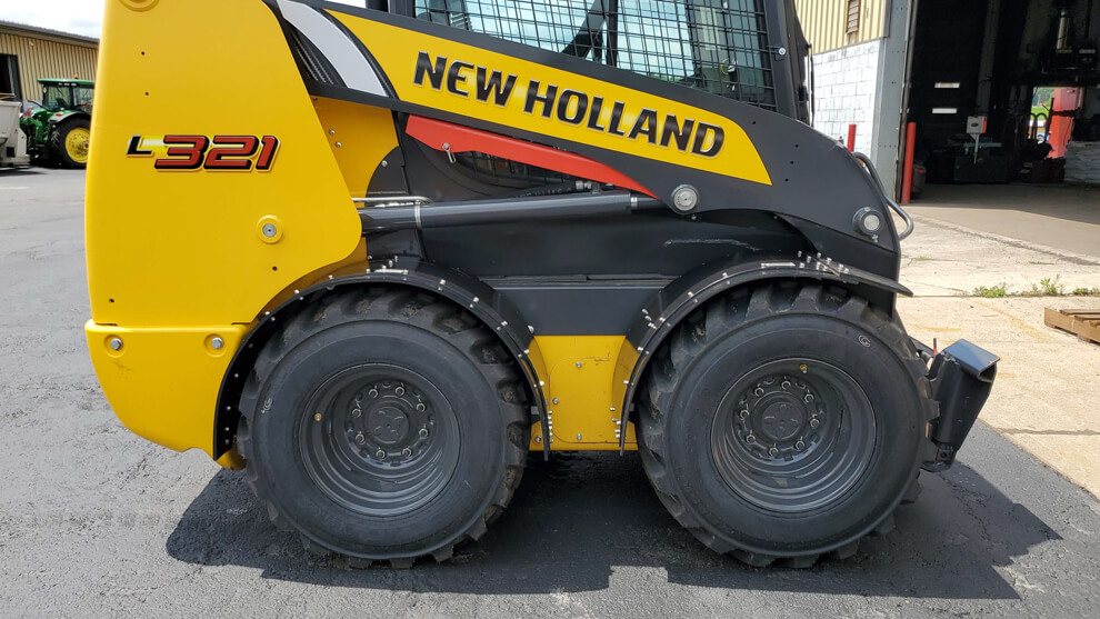 New Holland L321 Radial Lift Fender In Use