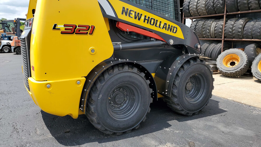 New Holland L321 Radial Lift Fender In Use