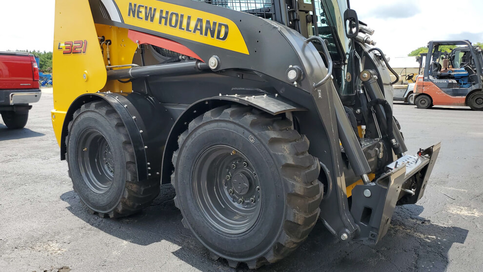 New Holland L321 Radial Lift Fender In Use