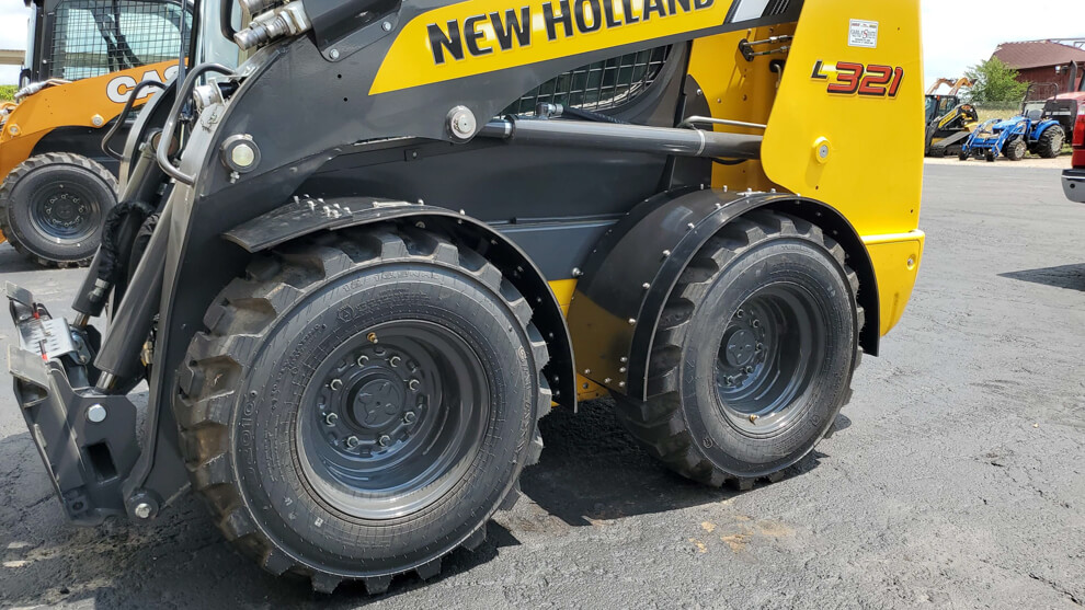 New Holland L321 Radial Lift Fender In Use