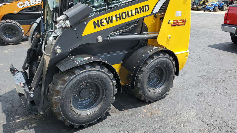 New Holland L321 Radial Lift Fender In Use